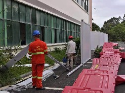 水馬圍擋安(an)裝(zhuang)工(gong)藝做灋(fa)【旭東圍擋】